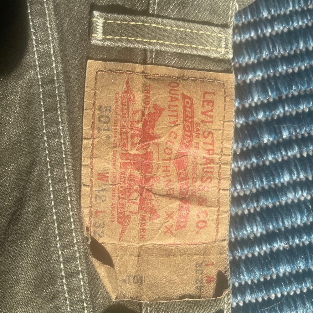 Mens Levis 501 42/32 brown in color Excellent condition.